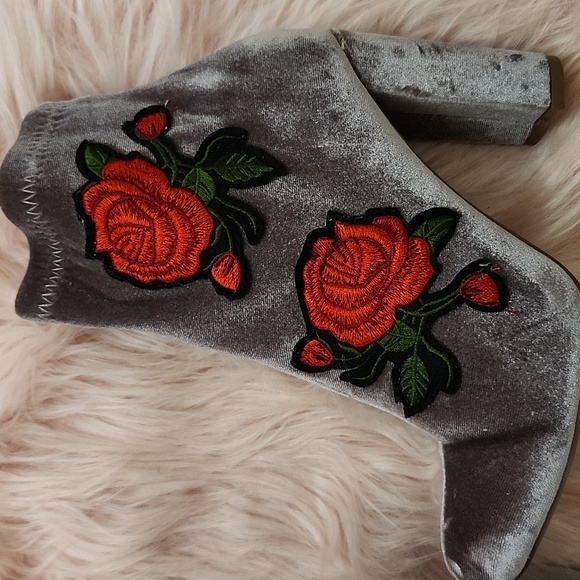 Brand New LILIANA FAUX CRUSHED VELVET ANKLE BOOTIES W/ROSE DETAIL-7 - Picture 3 of 8